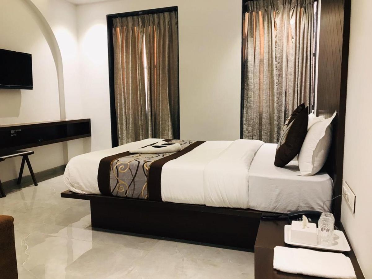 Hotel Flora Suites - Fort Mumbai Exteriör bild