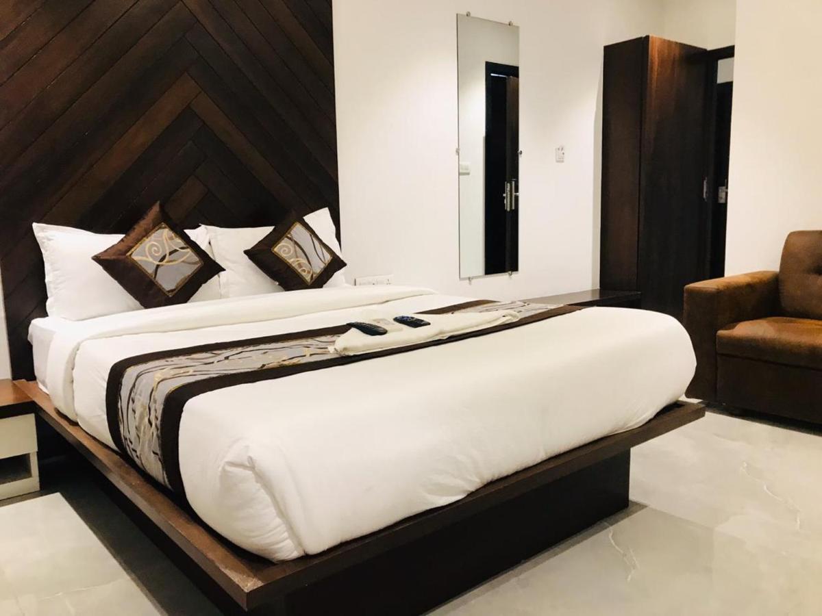 Hotel Flora Suites - Fort Mumbai Exteriör bild