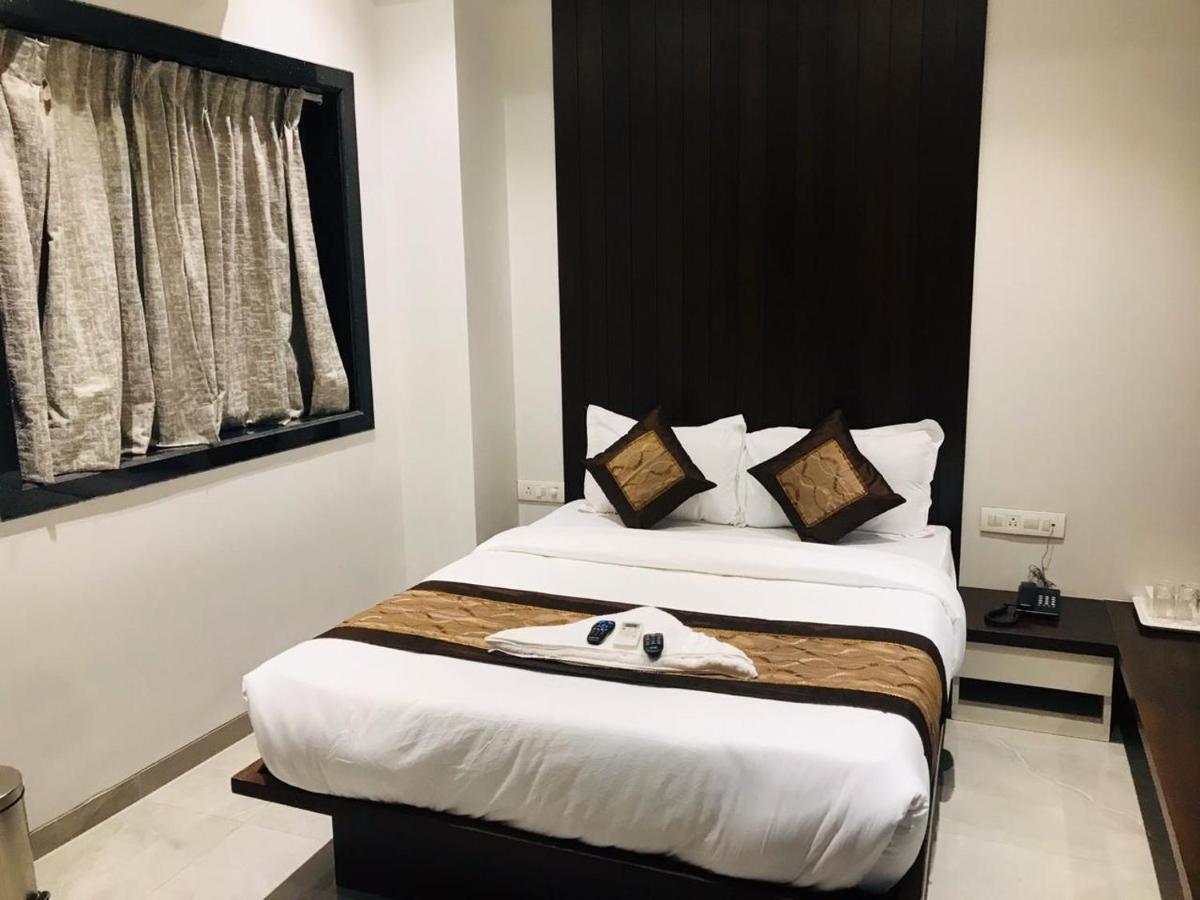 Hotel Flora Suites - Fort Mumbai Exteriör bild