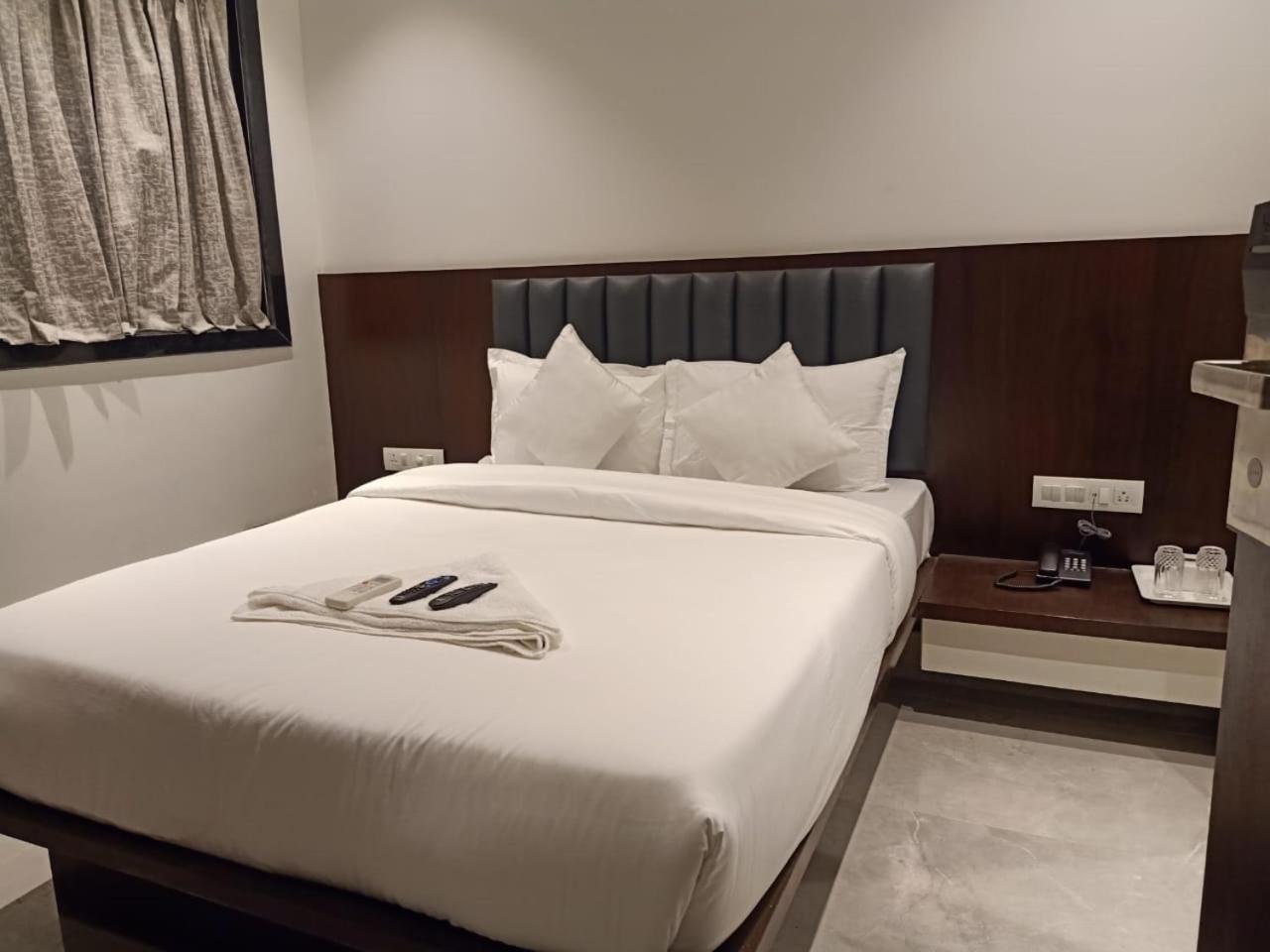 Hotel Flora Suites - Fort Mumbai Exteriör bild